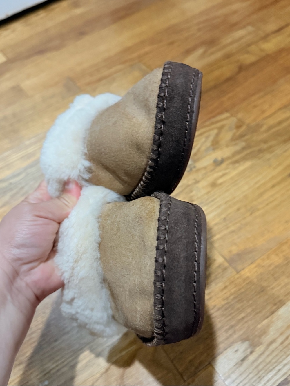 UGG Women Aira Slippers Tan & Cream - Picture 5 of 9